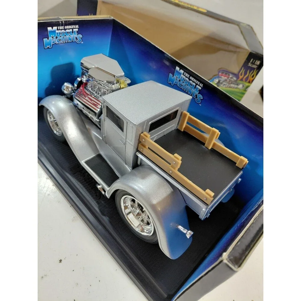 Muscle Machines 71166 1:18 Diecast 1932 Ford Model A Hot Rod Pickup Truck w/box